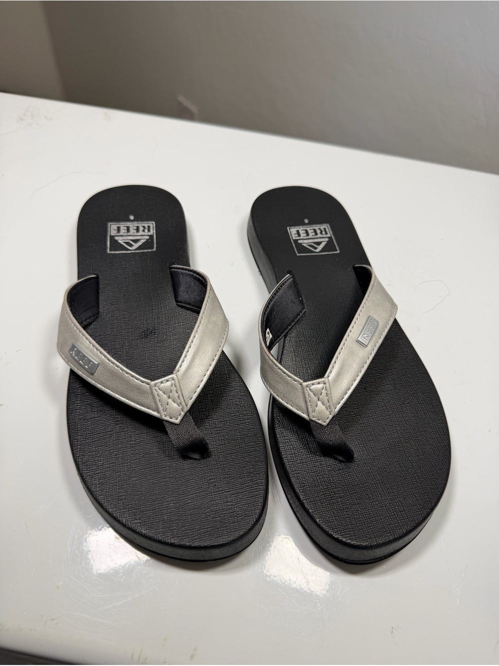REEF Metallic Silver Black Cushion Flip Flop Sandals Size 6